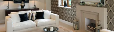 Helles Wohnzimmer mit Sofa