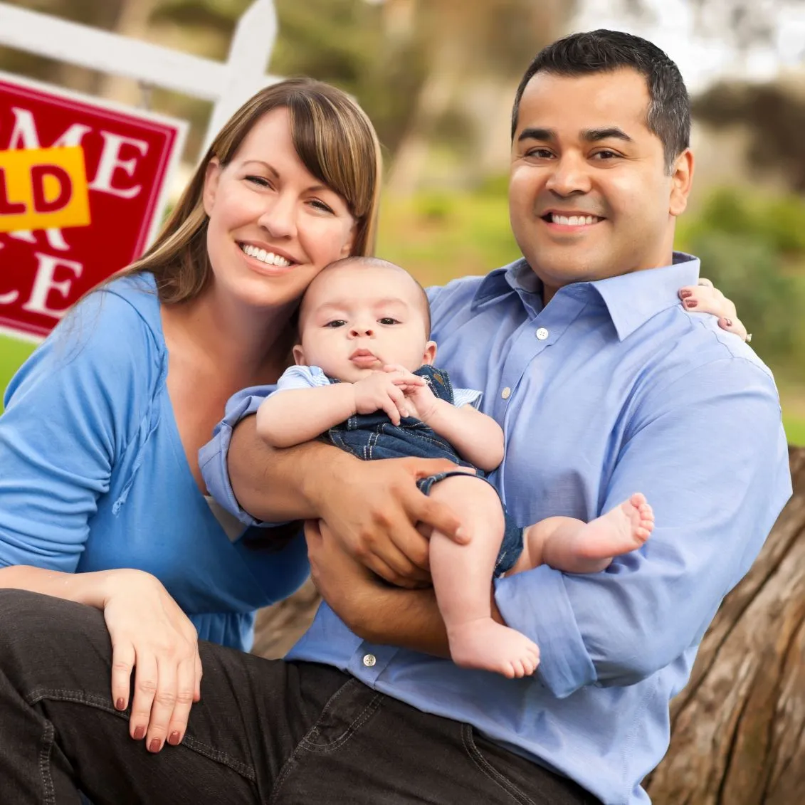 Familie mit Baby und Schild